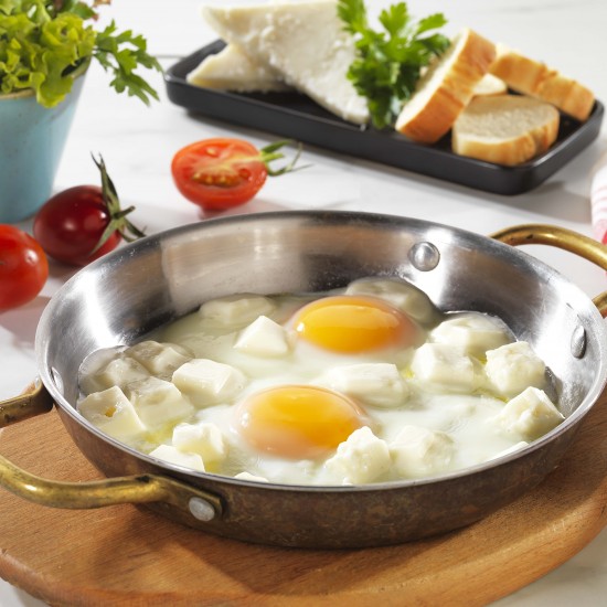 SAHANDA BEYAZ PEYNİRLİ YUMURTA